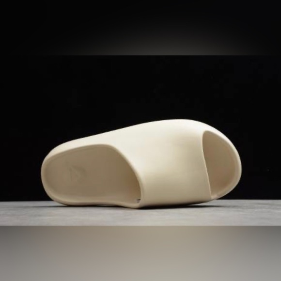 YEEZY SLIDE - Picture 2 of 5